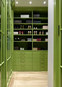Г-образная гардеробная комната в зеленом цвете Екатеринбург