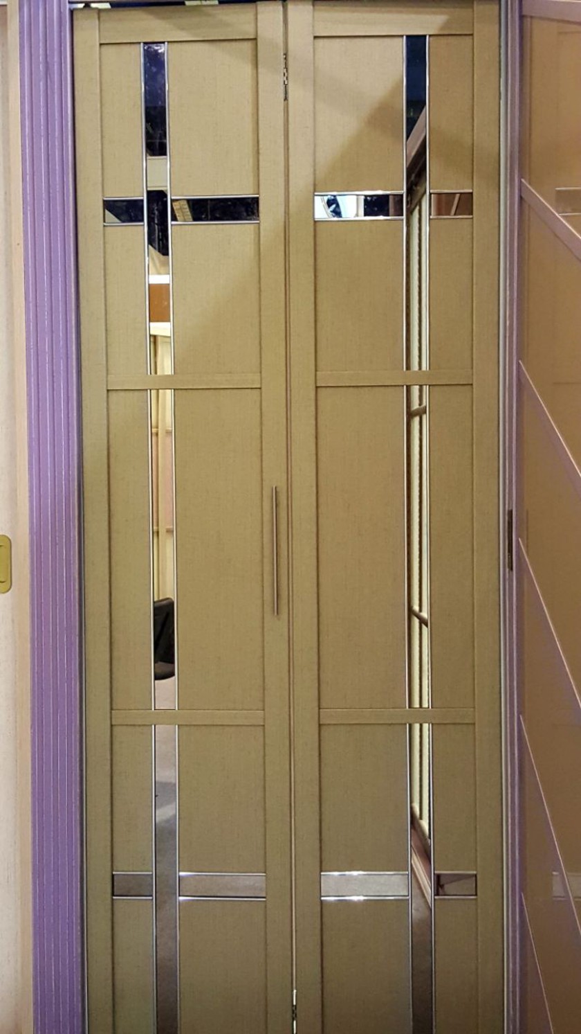 Двери гармошка шпонированные с зеркальным декором Екатеринбург